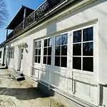 Daisy Apartment